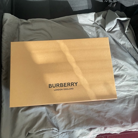 Burberry Brand New 9 US - Picture 7 of 7